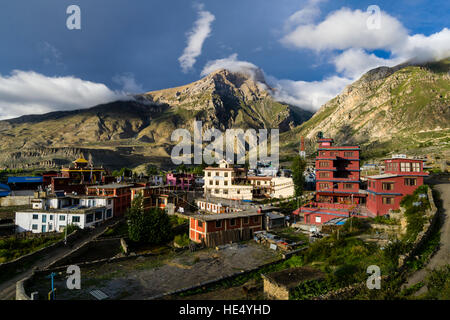 Les maisons de Muktinath, situé sur 3710 mètres au-dessus du niveau de la mer au pied du thorong la et la montagne yakawa kang Banque D'Images