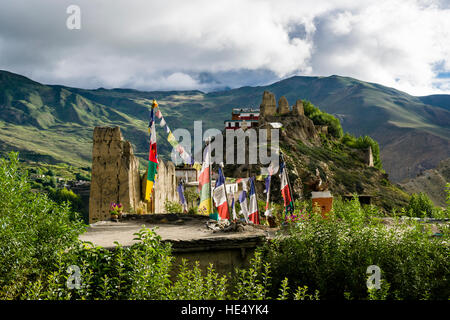 Les ruines de l'ancien palais des rois et d'une gompa sont situés sur une colline Banque D'Images