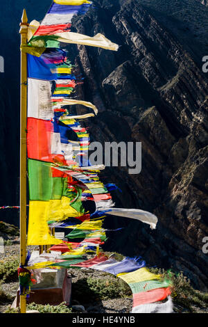 Les drapeaux de prières bouddhistes colorés qui volent gaiement dans les forts vents de la vallée de la Kali Gandaki Banque D'Images