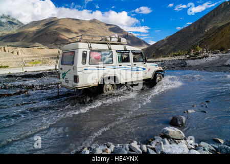 Un taxi jeep blanche est traversée d'un cours d'eau dans la vallée de la Kali Gandaki Banque D'Images