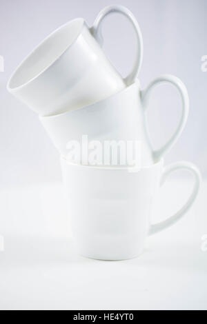 Touche haut isolé blanc tasses Banque D'Images