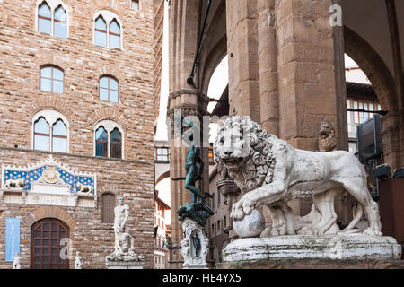 FLORENCE, ITALIE - 4 novembre, 2106 : Lion Medici et Persée des statues dans Loggia dei Lanzi et Palazzo Vecchio sur la Piazza della Signoria en matinée. Le P Banque D'Images