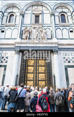 FLORENCE, ITALIE - 4 NOVEMBRE 2016 : de nombreux touristes Proche-orient portes du baptistère (Battistero di San Giovanni, Baptistère de Saint-Jean), les portes sont Banque D'Images