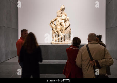 FLORENCE, ITALIE - 4 novembre, 2016 : prix avec michelangelo travailler dans Museo dell'Opera del Duomo (Musée d'Œuvres de la Cathédrale). Musée contenant le ou Banque D'Images