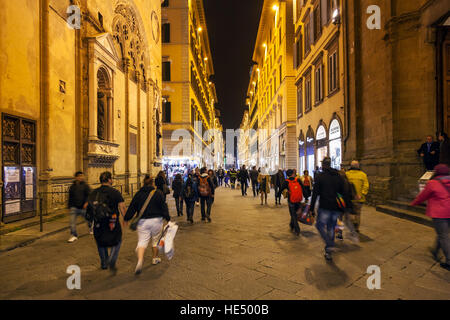 FLORENCE, ITALIE - 4 NOVEMBRE 2016 : les gens près de l'église Orsanmichele sur rue via Calzaiuoli deli. Église fut construite à l'origine dans le marché des céréales 13 Banque D'Images