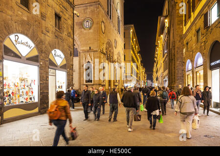 FLORENCE, ITALIE - 4 NOVEMBRE 2016 : les gens de shopping sur la via Calzaiuoli charcuterie près de l'église Orsanmichele. Église a été initialement construit comme un marché aux grains Banque D'Images