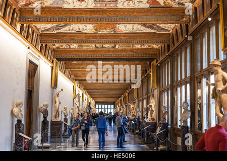 FLORENCE, ITALIE - 5 NOVEMBRE 2016 : les visiteurs de l'Est corridor de Galerie des Offices. La Galerie des Offices est l'un des plus anciens musées d'Europe, son origine refe Banque D'Images