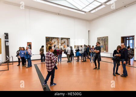 FLORENCE, ITALIE - 5 NOVEMBRE 2016 : les visiteurs dans le hall avec des peintures dans la galerie Uffizi. La Galerie des Offices est l'un des plus anciens musées d'Europe, son origine r Banque D'Images