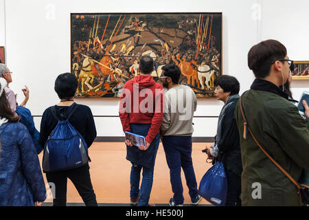 FLORENCE, ITALIE - 5 novembre, 2016 : personnes voir la peinture dans la salle de la Galerie des Offices. La Galerie des Offices est l'un des plus anciens musées d'Europe, son origine refe Banque D'Images