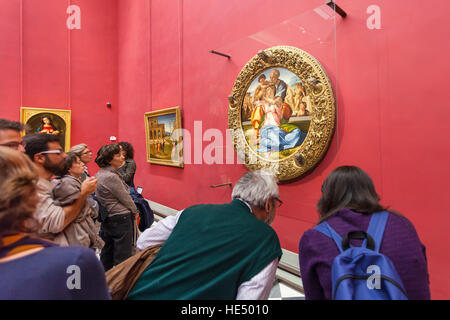 FLORENCE, ITALIE - 5 NOVEMBRE 2016 : les visiteurs dans la salle Michelangelo dans Galerie des Offices. La Galerie des Offices est l'un des plus anciens musées d'Europe, son origine ref Banque D'Images