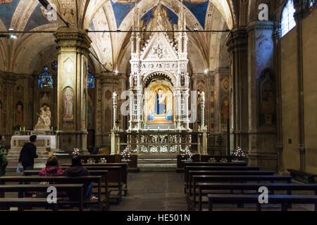 FLORENCE, ITALIE - 5 novembre, 2016 : l'intérieur de l'église Orsanmichele dans la ville de Florence. Il y a Andrea Orcagna's tabernacle gothique (1355-59) avec les anciennes je Banque D'Images