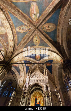 FLORENCE, ITALIE - 5 novembre, 2016 : plafond de l'église Orsanmichele dans la ville de Florence. Il y a Andrea Orcagna's tabernacle gothique (1355-59) avec les anciens Banque D'Images