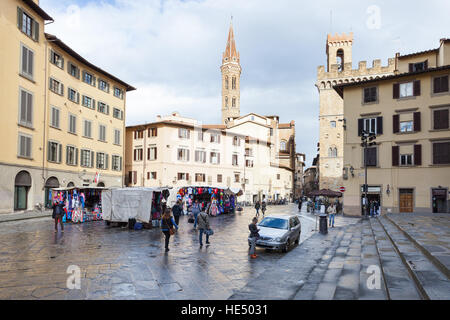 FLORENCE, ITALIE - 6 NOVEMBRE 2016 : les gens de marché sur la Piazza San Firenze près de Bargello. Le plus ancien bâtiment public Bargello est dans la ville de Moyen Âge se Banque D'Images