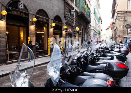 FLORENCE, ITALIE - 6 novembre, 2016 : le parking des scooters sur la rue de la ville de Florence à l'automne. Le scooter est un symbole des transports urbains en Italie Banque D'Images