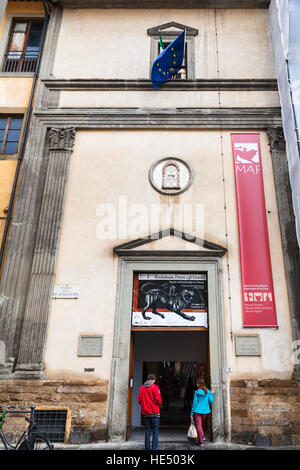 FLORENCE, ITALIE - 6 NOVEMBRE 2016 : les visiteurs près de l'entrée de Musée Archéologique National de Florence. Musée est situé à Piazza Santissima an Banque D'Images