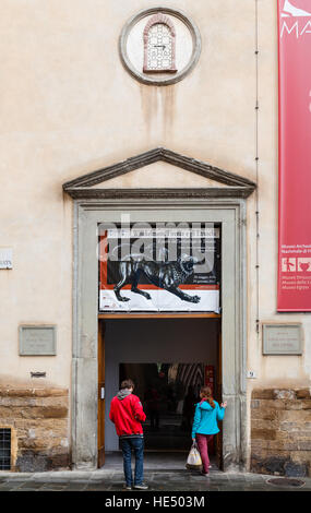 FLORENCE, ITALIE - 6 NOVEMBRE 2016 : les touristes près de portes à Musée Archéologique National de Florence. Musée est situé à Piazza Santissima Annunzia Banque D'Images