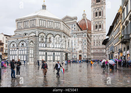 FLORENCE, ITALIE - 6 NOVEMBRE 2016 : les touristes sur la Piazza san giovanni, près de Florence Baptistère dans la pluie. Le baptistère est un des bâtiments les plus anciens de Banque D'Images