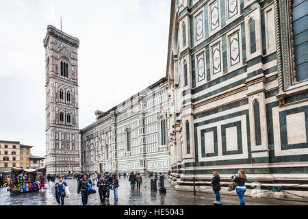 FLORENCE, ITALIE - 6 NOVEMBRE 2016 : les touristes sur la Piazza del Duomo, à proximité de la cathédrale Santa Maria del Fiore dans la pluie. La Cathédrale est l'église principale de Florence Banque D'Images