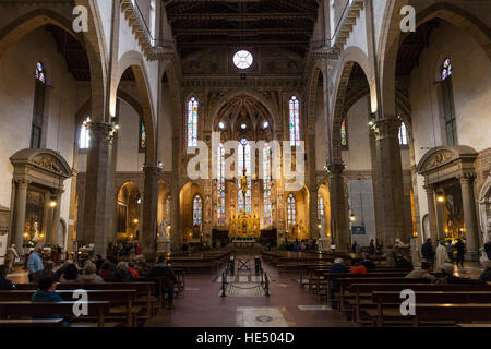 FLORENCE, ITALIE - 6 NOVEMBRE 2016 : les gens dans la nef de la Basilique de Santa Croce (Basilique de la Sainte Croix) dans la ville de Florence. L'église est l'enfouissement plac Banque D'Images