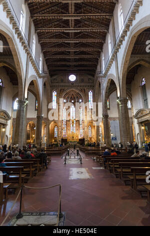 FLORENCE, ITALIE - 6 NOVEMBRE 2016 : les visiteurs à l'intérieur de la Basilique de Santa Croce (Basilique de la Sainte Croix) dans la ville de Florence. L'église est l'enfouissement pla Banque D'Images