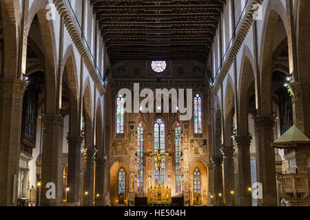 FLORENCE, ITALIE - 6 novembre, 2016 : l'intérieur de la Basilique de Santa Croce (Basilique de la Sainte Croix) dans la ville de Florence. L'église est lieu de sépulture de fam Banque D'Images