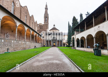 FLORENCE, ITALIE - 6 novembre, 2016 : façade de Chapelle Pazzi à Arnolfo cloître de la Basilique de Santa Croce (Basilique de la Sainte Croix) en soirée. L Banque D'Images