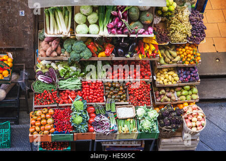 FLORENCE, ITALIE - 7 NOVEMBRE 2016 : vue ci-dessus de divers fruits et légumes en magasin dans la ville de Florence. Les supermarchés oust de la rue principale Banque D'Images