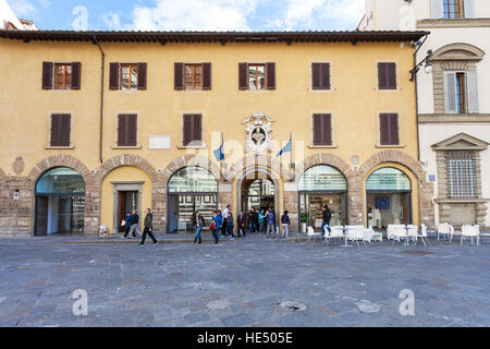 FLORENCE, ITALIE - 7 NOVEMBRE 2016 : les visiteurs près de portes de Museo dell'Opera del Duomo (Musée de l'Œuvre de la Cathédrale). Musée contenant le ou Banque D'Images