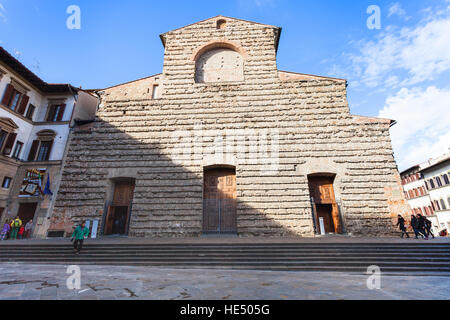 FLORENCE, ITALIE - 7 NOVEMBRE 2016 : les visiteurs et façade Basilica di San Lorenzo (Basilique de St Laurent) dans la ville de Florence. Church est la sépulture Banque D'Images