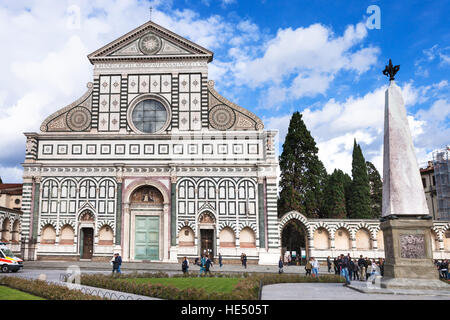 FLORENCE, ITALIE - 7 NOVEMBRE 2016 : les visiteurs près de l'église Santa Maria Novella di Firenze à Florence. C'est la première grande basilique de Florence, il est Banque D'Images