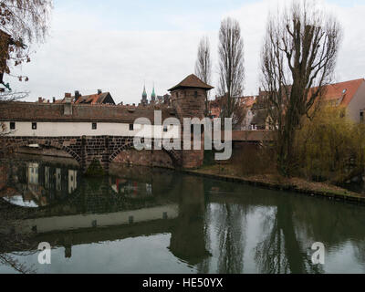 Vue le long de la rivière Pegnitz à Henkersteg Hangman's pont de bois de l'UE Allemagne Bavière Nuremberg Banque D'Images