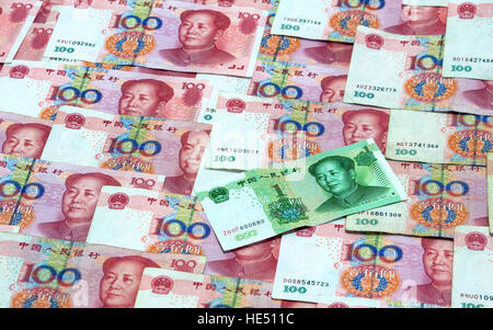 L'argent chinois, un billet de yuan sur l'arrière-plan d'une centaine de billets yuan Banque D'Images