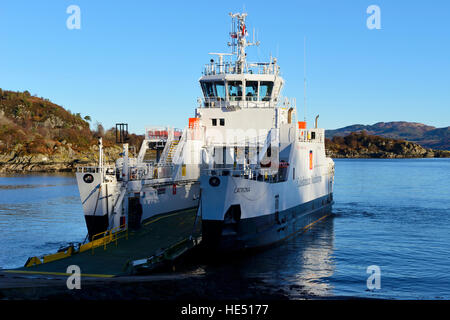 Voiture et passagers amarré au port de Tarbert sur le Loch Fyne à Argyll and Bute, Ecosse Banque D'Images