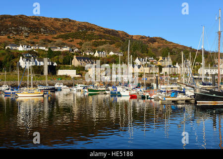 Marina au village de pêcheurs De Tarbert sur le Loch Fyne à Argyll and Bute, Ecosse Banque D'Images