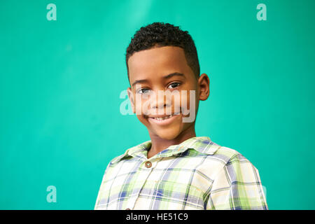 Portrait d'enfants heureux avec les émotions et sentiments. Jeune black boy smiling, looking at camera avec sourire joyeux, homme enfant avec plaisir expression o Banque D'Images