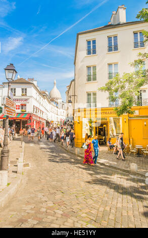 Scène de rue de Montmartre, les touristes walking down cobblestone street Banque D'Images
