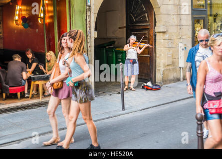 Femme joueur de violon, scène de rue Banque D'Images