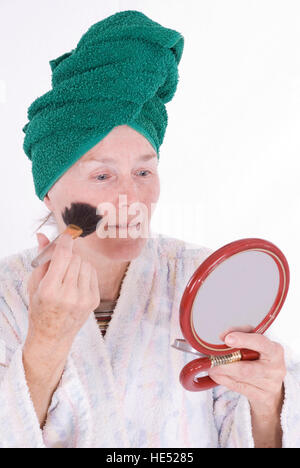 Femme, de plus de 65 ans, en mettant sur le maquillage Banque D'Images