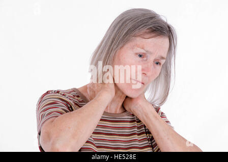 Une femme âgée, plus de 65 ans, souffrant de durcissement du cou Banque D'Images