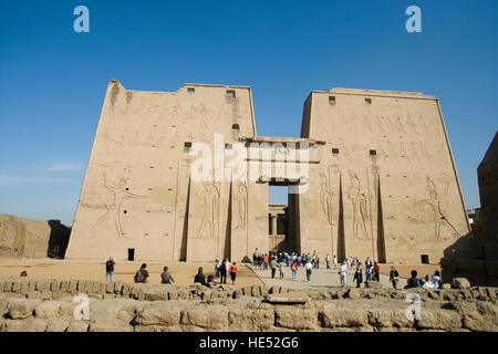 Premier pylône avec entrée principale, Temple d'Horus, Edfou, Louxor, vallée du Nil, l'Egypte, l'Afrique Banque D'Images