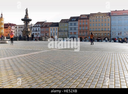 Un beau jour de printemps sur la place de la vieille ville de Cesky Budjovice, un sentier battu pour les voyageurs. Banque D'Images