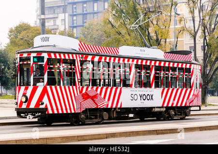 Tramway Milan décorées pour annoncer, un Italien sur Yoox-détaillant de mode en ligne. Banque D'Images