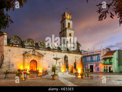Basilica Menor de San Francisco de Asis à Plaza de San Francisco au crépuscule. La Vieille Havane, Cuba. Banque D'Images