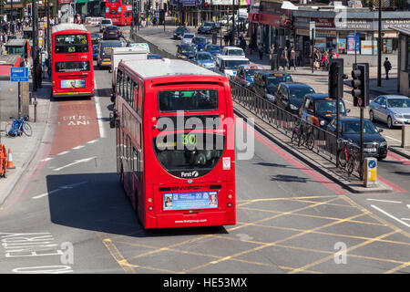 Les bus de Londres et d'autres types de trafic sur une rue de Londres, Angleterre, RU Banque D'Images