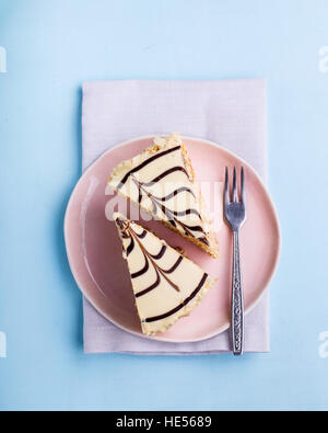 Deux tranches d'un gâteau de noix en plongée des Banque D'Images