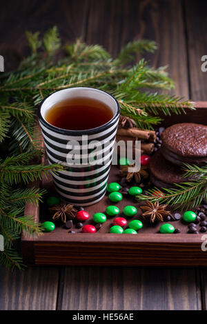 Boîte avec plateau et divers chocolats et biscuits Banque D'Images