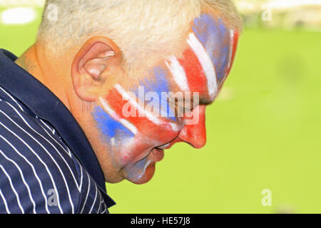 Middle aged man wearing union jack la peinture pour le visage pendant le grand prix speedway de Varsovie en Pologne Banque D'Images