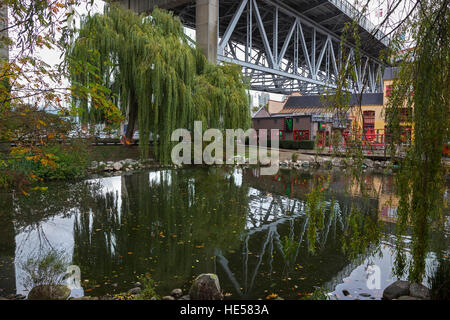 Granville Island et le pont Granville de False Creek à Vancouver, Colombie-Britannique, Canada Banque D'Images