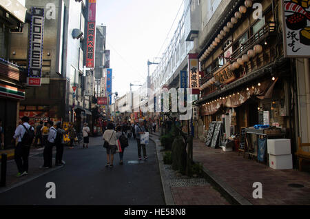 Les Japonais et les voyageurs à l'étranger et des magasins dans la rue au marché Ameyayokocho quartier de Ueno le 21 octobre 2016 à Tokyo, Japon Banque D'Images