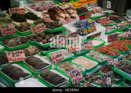 Les Japonais vente de la nourriture pour les gens et les voyageurs sur rue dans le quartier commerçant Ameyoko à Ueno le 20 octobre 2016 à Tokyo, Japon Banque D'Images